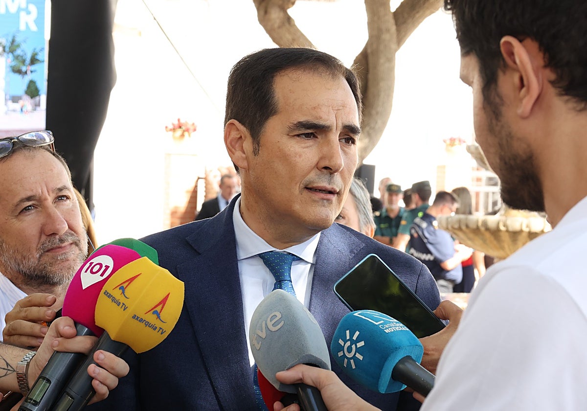 El consejero de Justicia, José Antonio Nieto, este martes en su visita a Torrox, atendiendo a los periodistas.