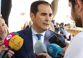 El consejero de Justicia, José Antonio Nieto, este martes en su visita a Torrox, atendiendo a los periodistas.