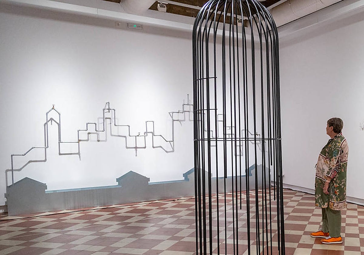 Al fondo, la «escultura sonora» 'Diagrama de un recuerdo', un 'skyline' de La Habana del que cae agua.