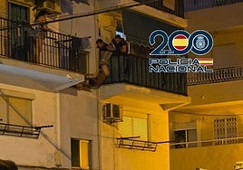 Dos policías sujetan 20 minutos a un hombre que saltó al vacío desde un segundo piso en Vélez-Málaga
