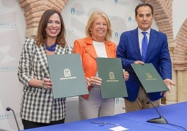 La consejera de Fomento, la alcaldesa de Marbella y el titular de Justicia muestran el convenio.