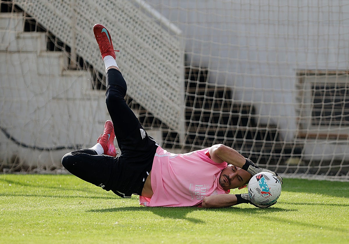 Alfonso Herrero, en el entrenamiento de este viernes en el Anexo.