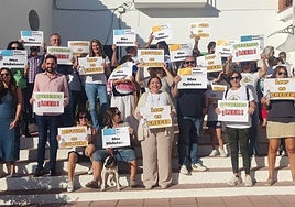 Una treintena de vecinos y ediles del PSOE en la oposición han participado en la protesta de este viernes en Chilches.