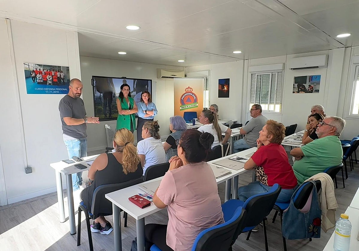 El técnico de Protección Civil y la concejala se dirigen a los participantes.