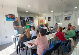 El técnico de Protección Civil y la concejala se dirigen a los participantes.