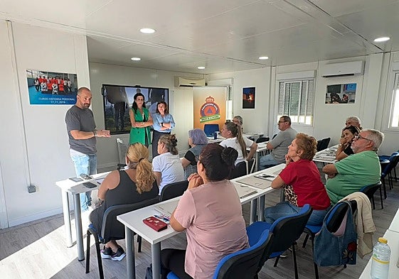 El técnico de Protección Civil y la concejala se dirigen a los participantes.