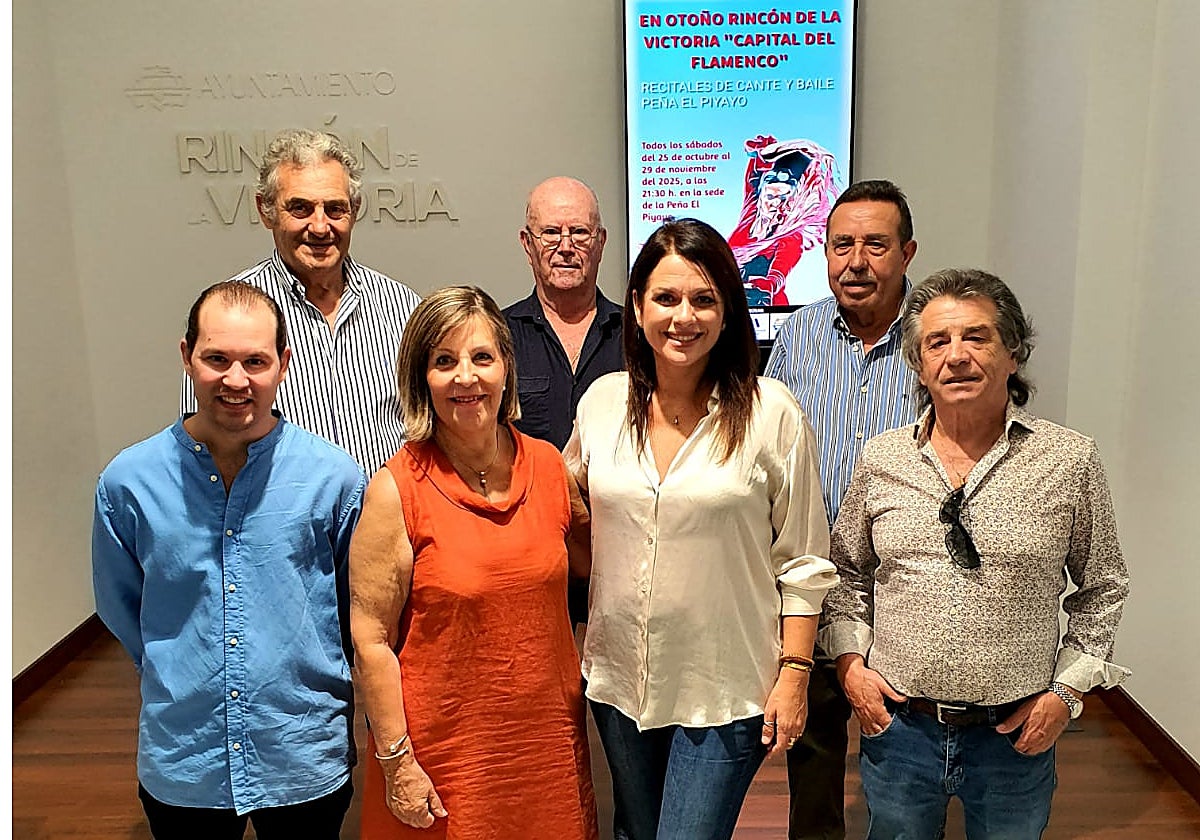 La concejala con miembros de la peña El Piyayo.