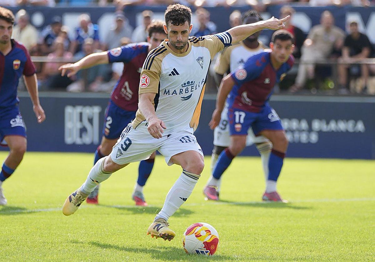 Rodri Ríos, pateando el penalti ante el Eldense.