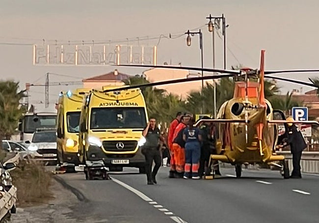 El helicóptero sanitario, este viernes en la N-340 en El Morche.
