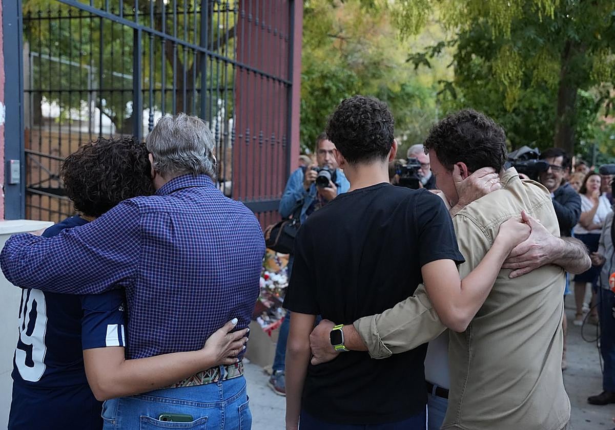 La familia de la menor fallecida en Sevilla recibe el apoyo de vecinos y amigos.