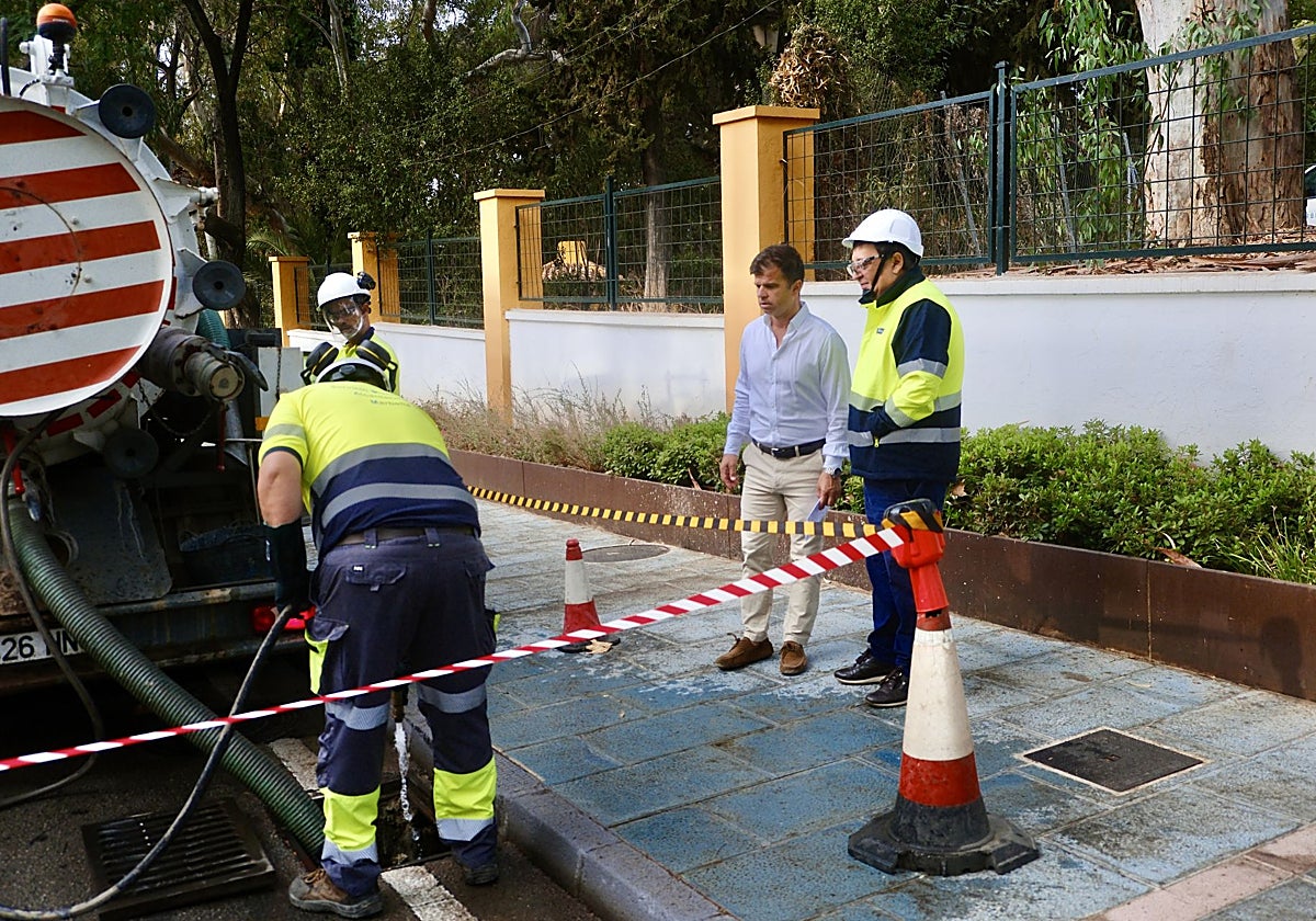 El concejal de Obras, Diego López, observa los trabajos que realizan los operarios.