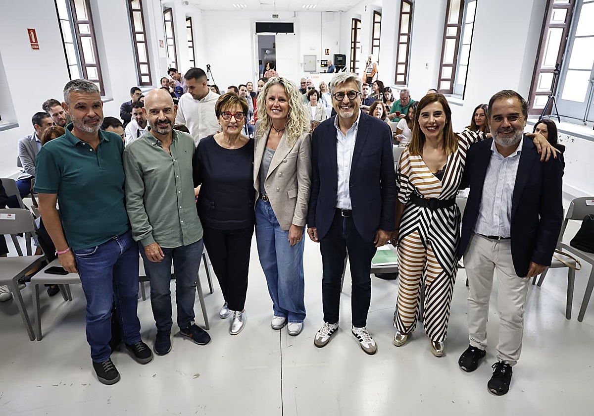 Josele Aguilar con Montserrat Mínguez, entre otros cargos del PSOE de Málaga.