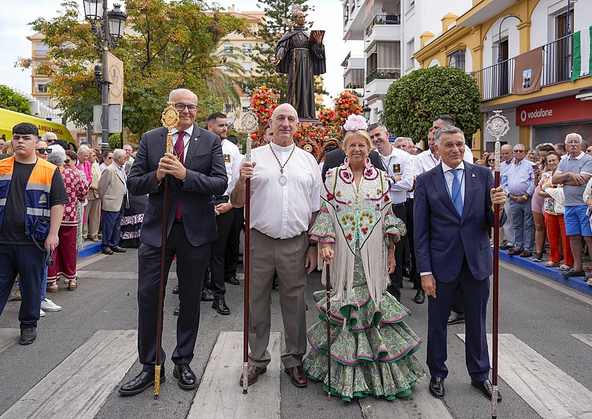 Imagen secundaria 1 - Tras la ecuristía, San Pedro de Alcántara recorrió las calles sampedreñas.