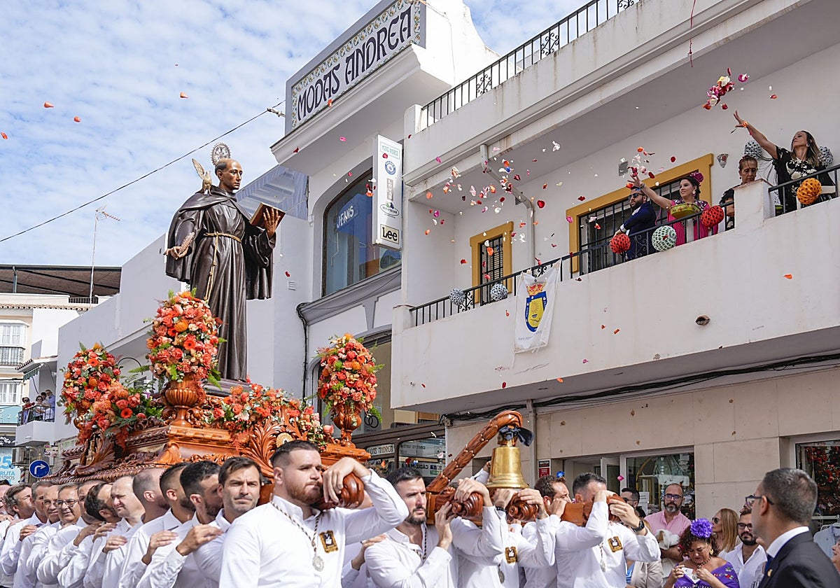 La procesión recorrió las principales calles de San Pedro Alcántara.