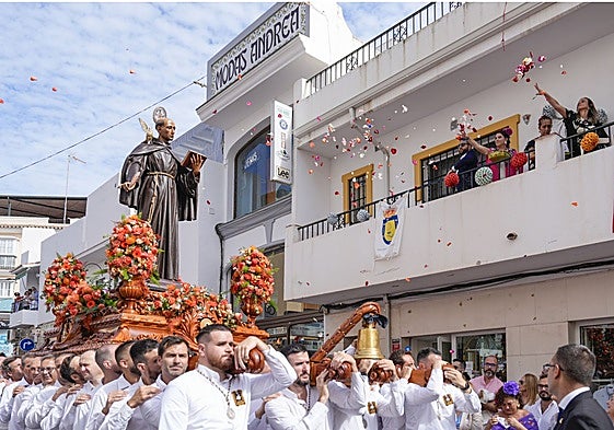 La procesión recorrió las principales calles de San Pedro Alcántara.