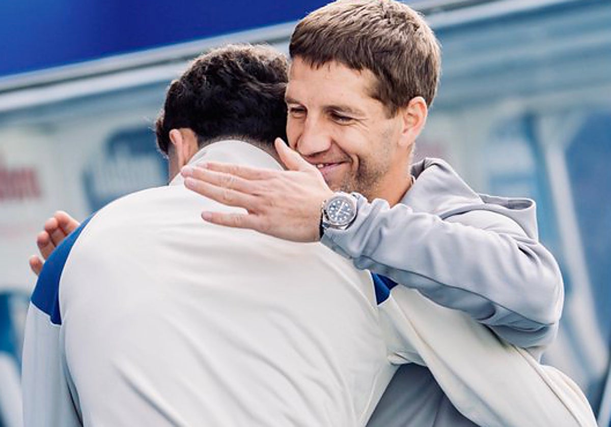 Darko Brasanac saluda a un excompañero del Alavés en su llegada a Butarque este domingo.