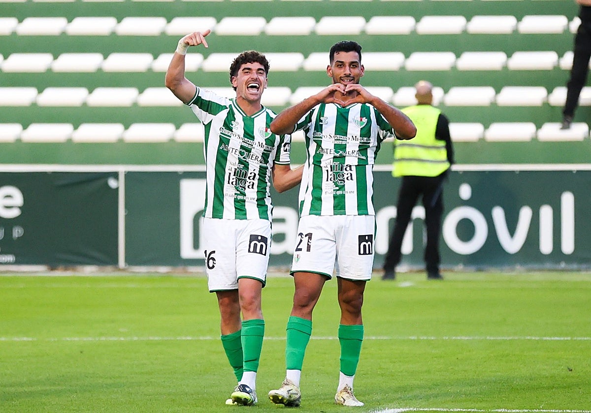 Osama celebra el segundo gol del Antequera ante el Marbella, en El Maulí.