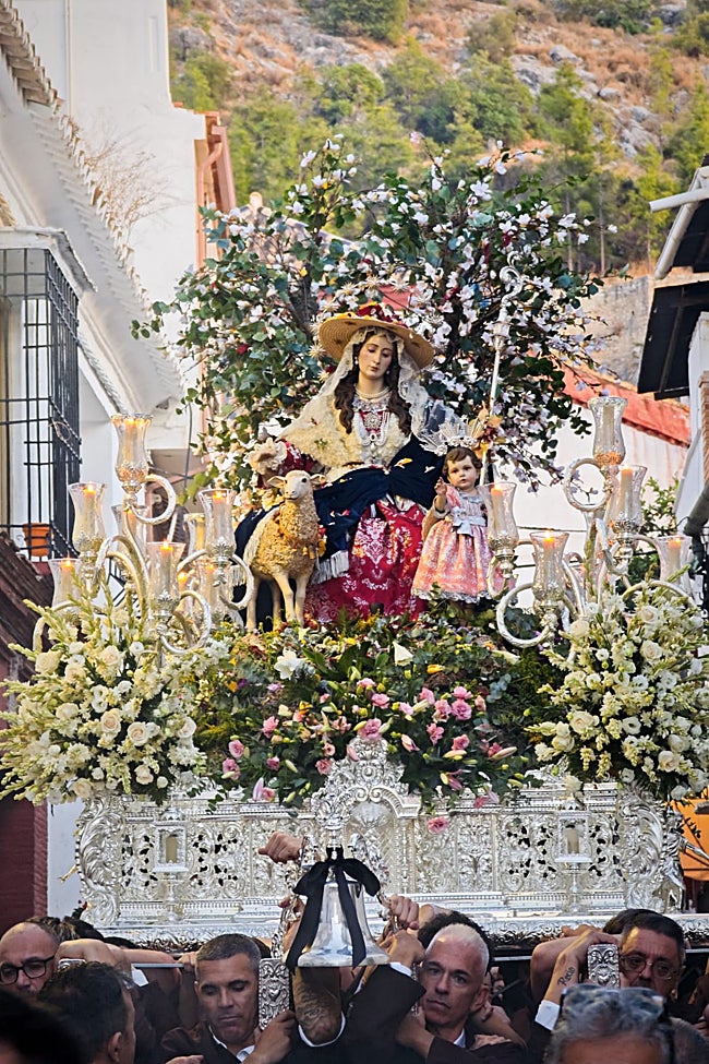 La Divina Pastora de Cártama en su nuevo trono.