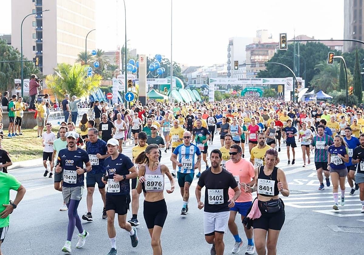 Corredores, durante la salida de la prueba, este domingo.