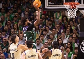 Webb lanza a canasta rodeado de jugadores del Barcelona.