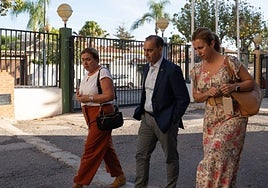 Lucía Yeves y Juan Antonio Lara en una visita en 2023 al CEIP El Tomillar.