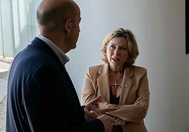 El alcalde de Archidona, Juan Manuel Almohalla Astorga, conversa con la delegada territorial de Empleo y Trabajo Autónomo, Carmen Sánchez.