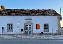 Biblioteca Manuel Alcántara, en Torre de Benagalbón.