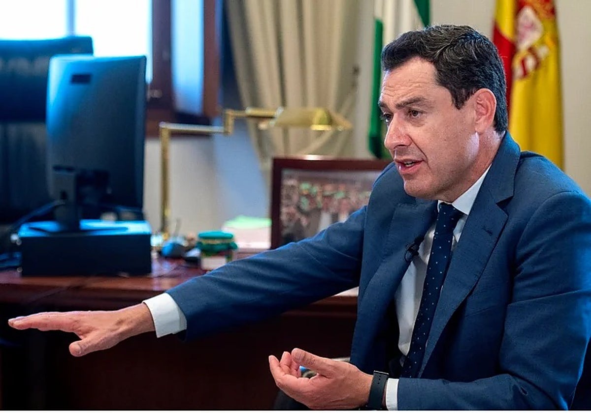 Juanma Moreno, en su despacho del palacio de San Telmo.