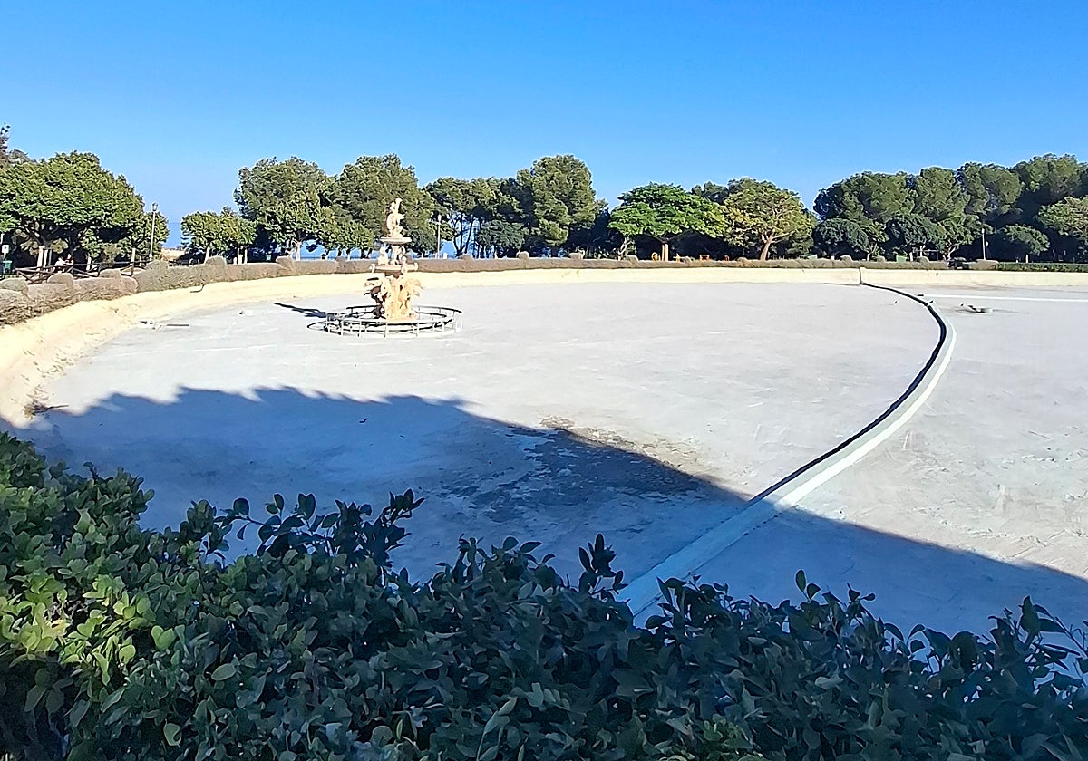 El lago del Parque de la Batería está vacío.