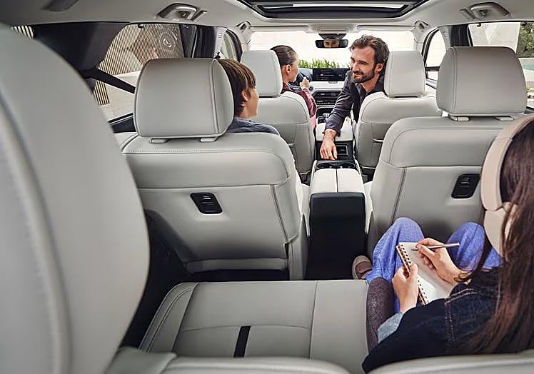 nterior del Mazda CX-80.