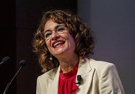 María Jesús Montero critica a Juanma Moreno por intentar «tapar» la crisis de los cribados de cáncer