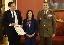 Gómez, Robles y el general Ensañat, tras el acto.