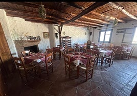 Salón principal del Buxarra, con chimenea