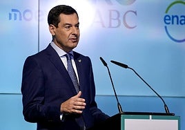 Juanma Moreno, durante su intervención en el foro de ABC de Sevilla.