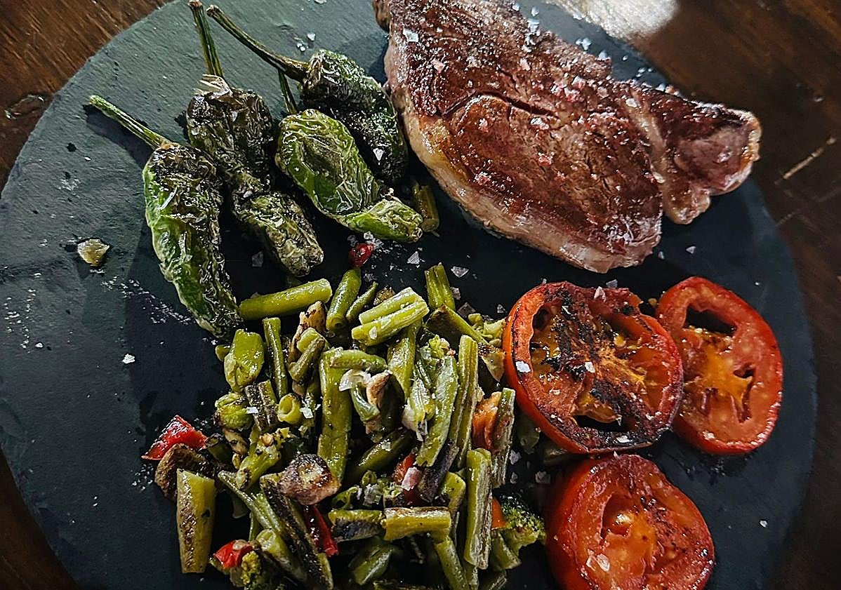 Imagen principal - La carne de cerdo ibérico es una de las especialidades. Sopa refrita y pata de pulpo a la brasa.