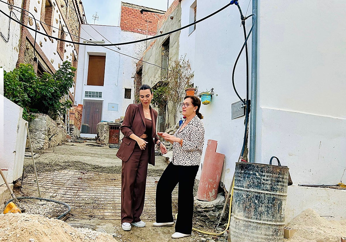 La delegada territorial de Justicia, Administración Local y Función Pública, Teresa Pardo, junto a la alcaldesa de Alpandeire, María Dolores Bullón.