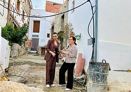 La delegada territorial de Justicia, Administración Local y Función Pública, Teresa Pardo, junto a la alcaldesa de Alpandeire, María Dolores Bullón.