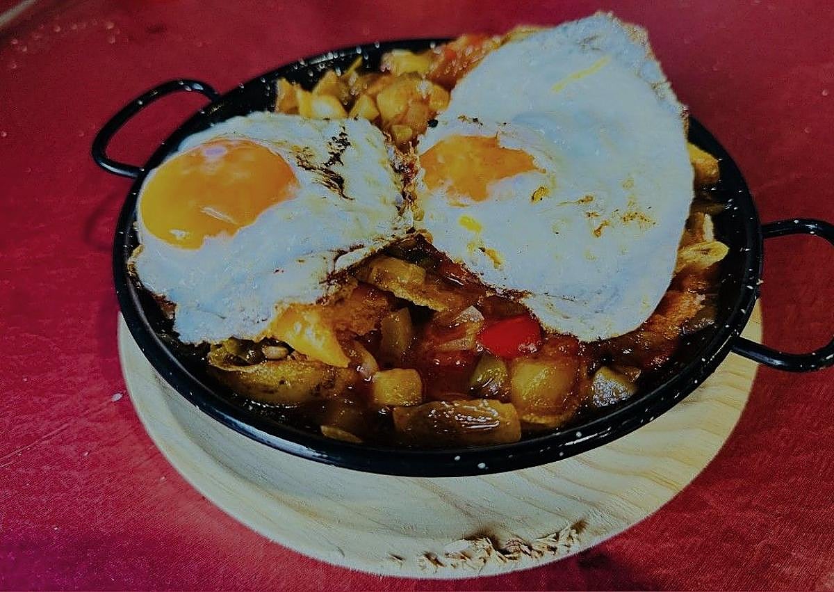 Imagen secundaria 1 - La carne de cerdo ibérico es una de las especialidades. Sopa refrita y pata de pulpo a la brasa.