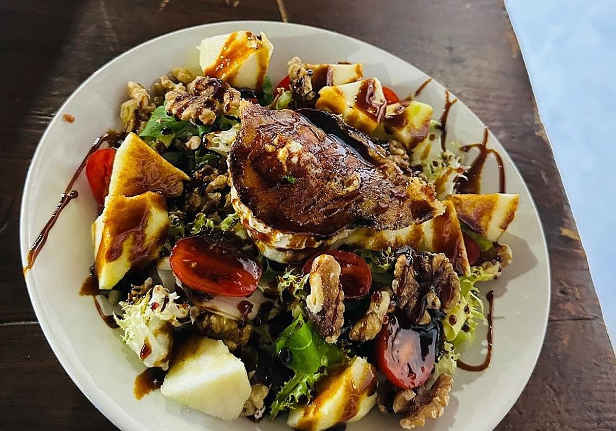 Imagen principal - Ensalada dulce 'capricho' de cabra, presa ibérica y entrecot de ternera.