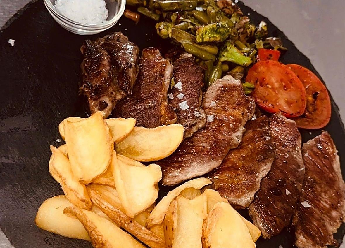 Imagen secundaria 1 - Ensalada dulce 'capricho' de cabra, presa ibérica y entrecot de ternera.