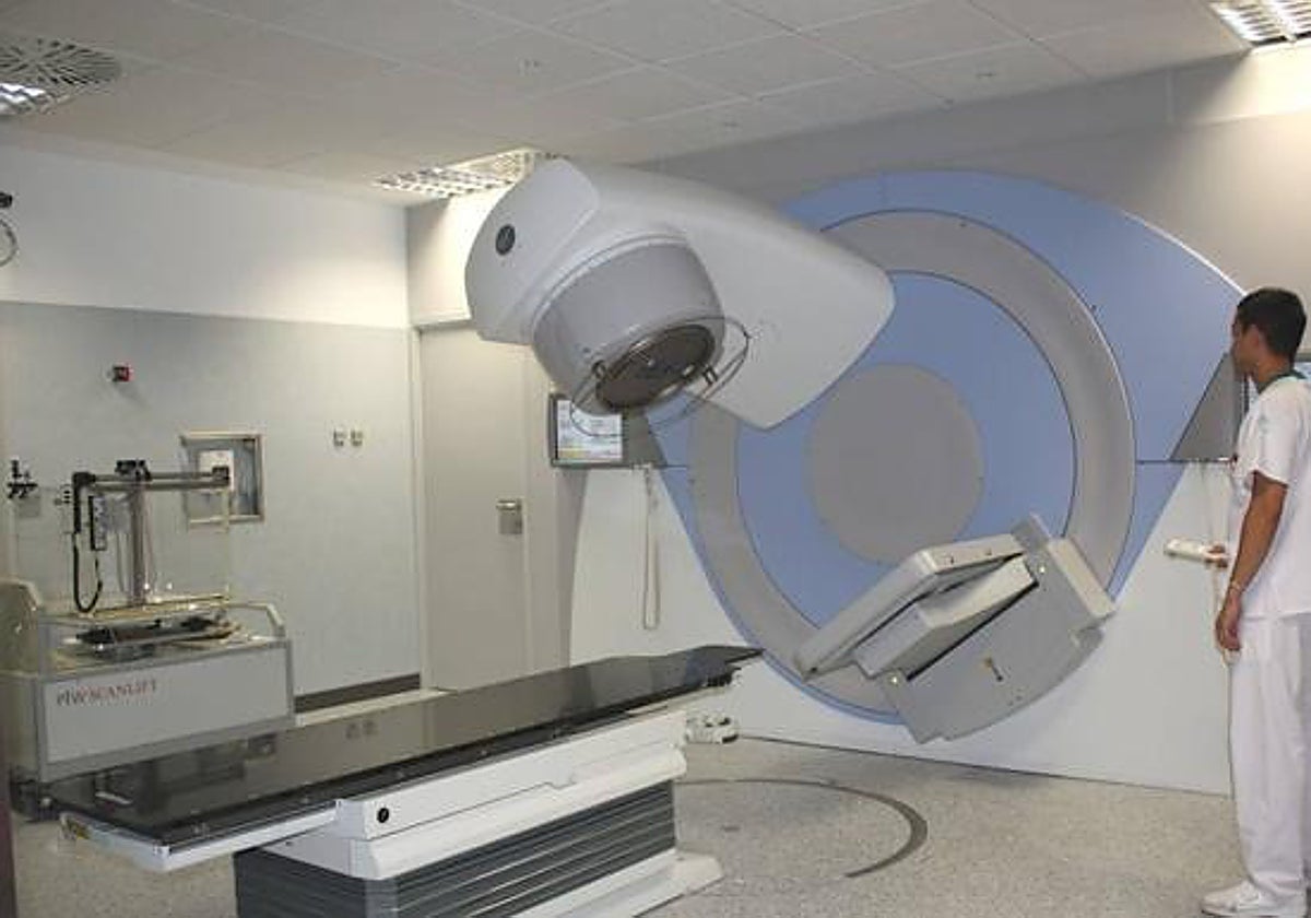 Imagen de archivo de uno de los aceleradores con los que se da la radioterapia en el Clínico.