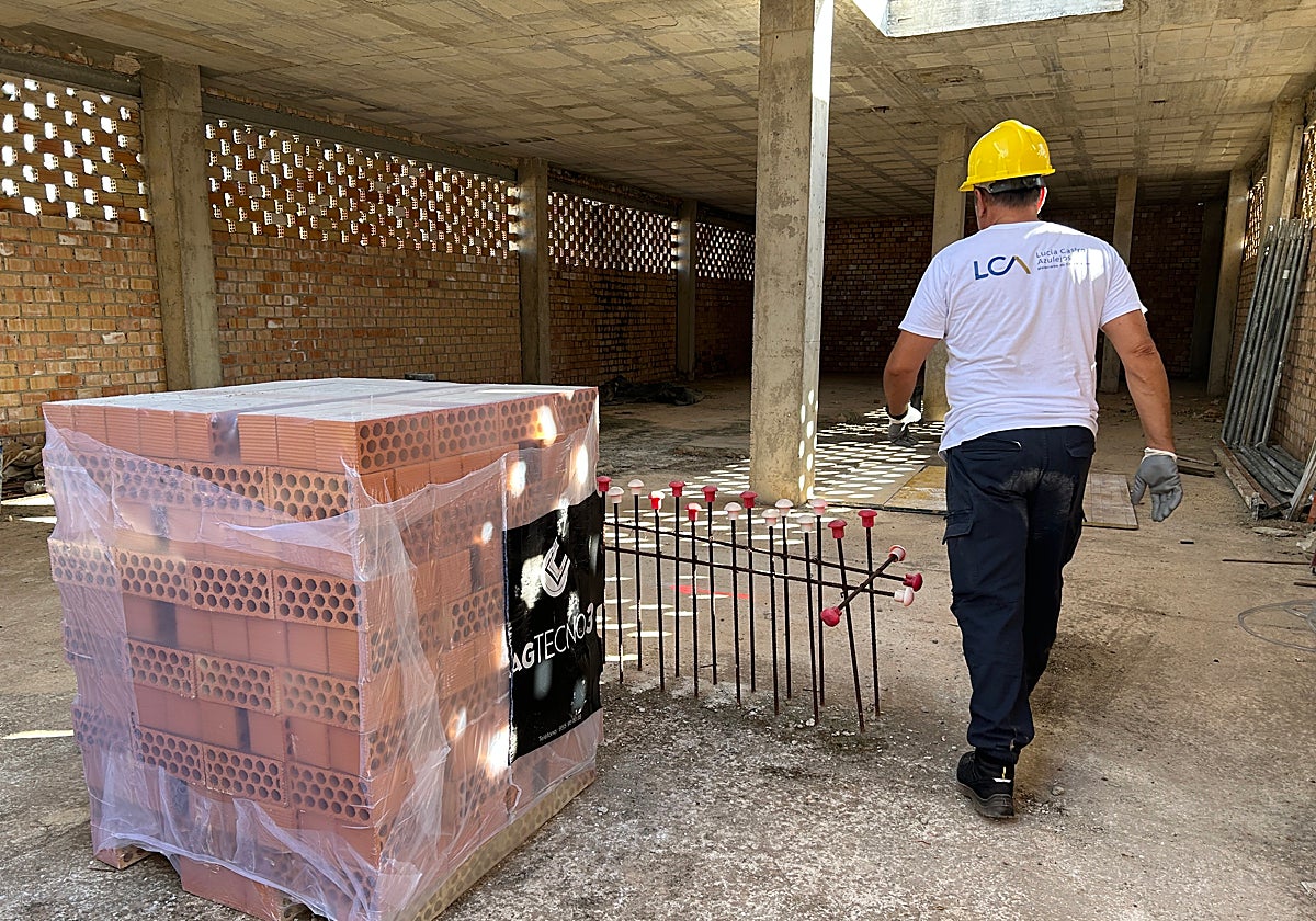 Un operario trabaja en las obras del futuro centro de día para personas mayores de Sierra de Yeguas.