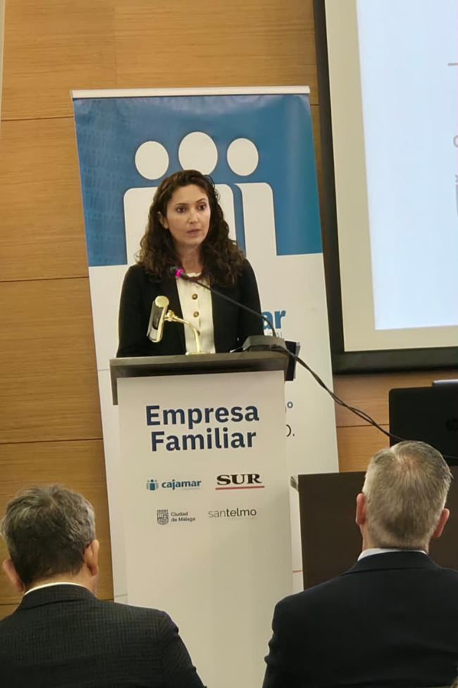 Macarena Selva, directora académica de la Cátedra Empresa Familiar de San Telmo, durante su ponencia.