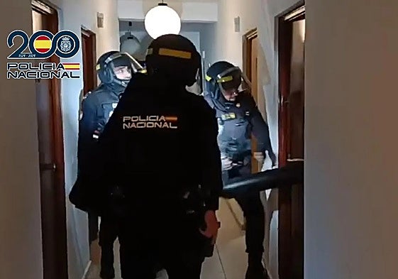 Imagen de archivo de efectivos de la Policía Nacional durante un registro.