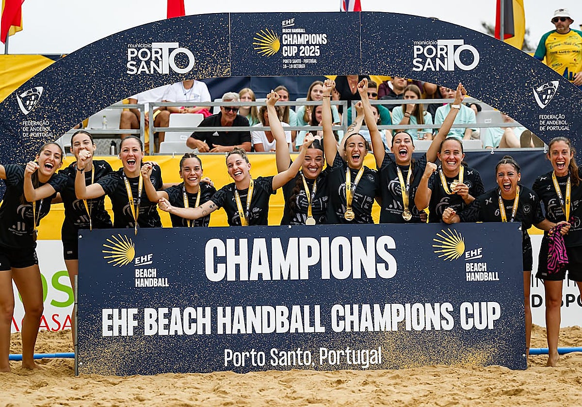 El Balonmano Playa Ciudad de Málaga hace historia al levantar la Champions
