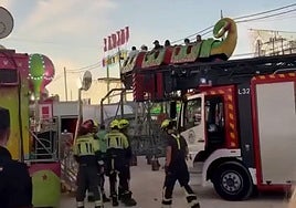 Rescatan a varios pasajeros atrapados en una atracción en la Feria de San Pedro Alcántara