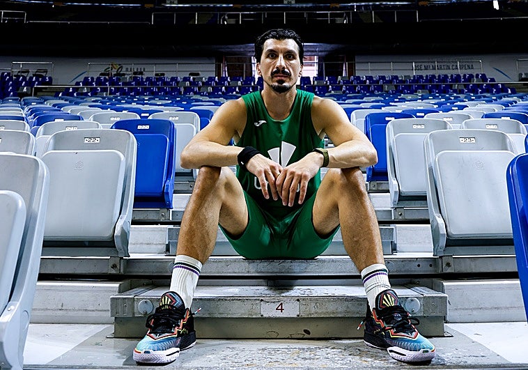 Nihad Djedovic posa para SUR antes de la entrevista en el Carpena.