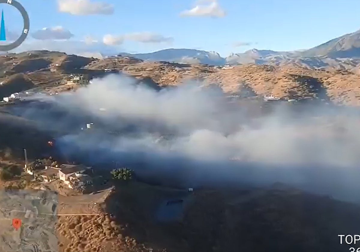 Imagen de las llamas en el entorno de la estupa budista Karma Guen de Vélez-Málaga.