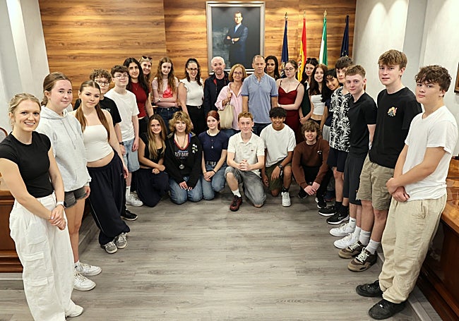 Los escolares británicos, en el salón de plenos del Ayuntamiento de Torrox.