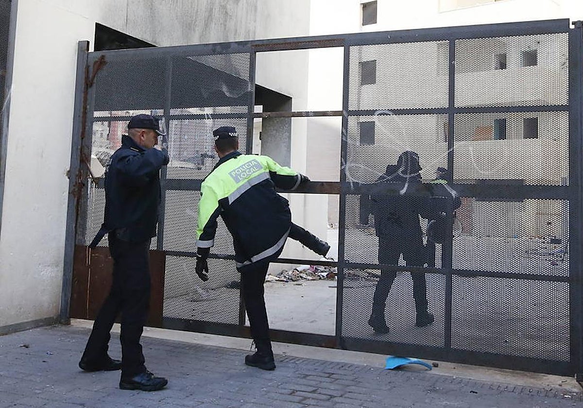 Policías intervienen en un edificio okupado.